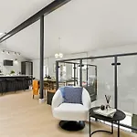 The Warehouse, Semesterbostad