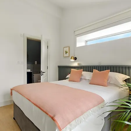 The Warehouse, Dom wakacyjny Clifden