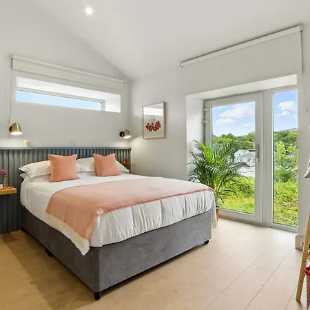 The Warehouse, Clifden