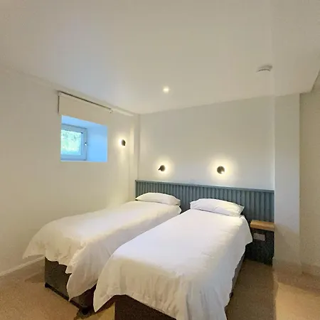 The Warehouse, Σπίτι διακοπών