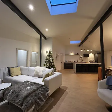 The Warehouse, Dom wakacyjny *