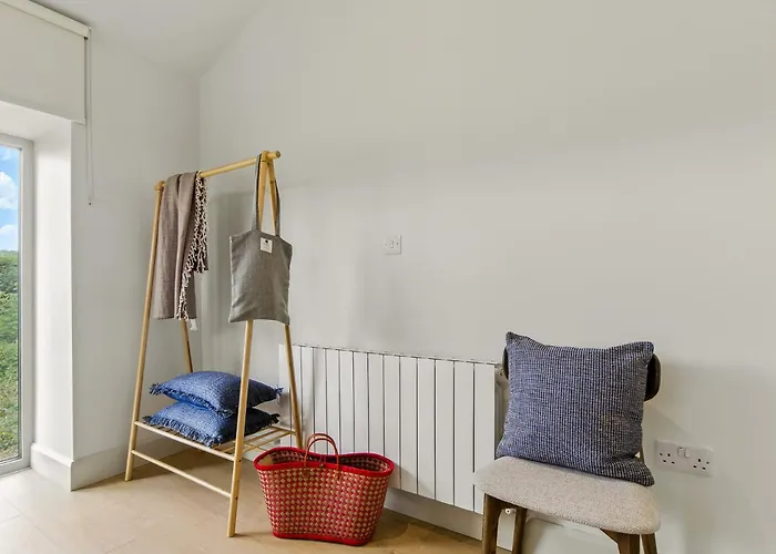 The Warehouse, * Клифден