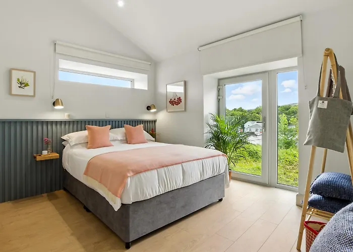 The Warehouse, Клифден