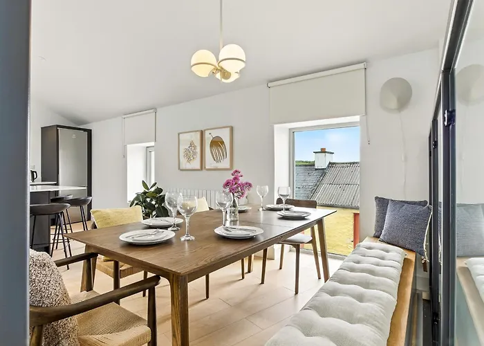 The Warehouse, * Клифден